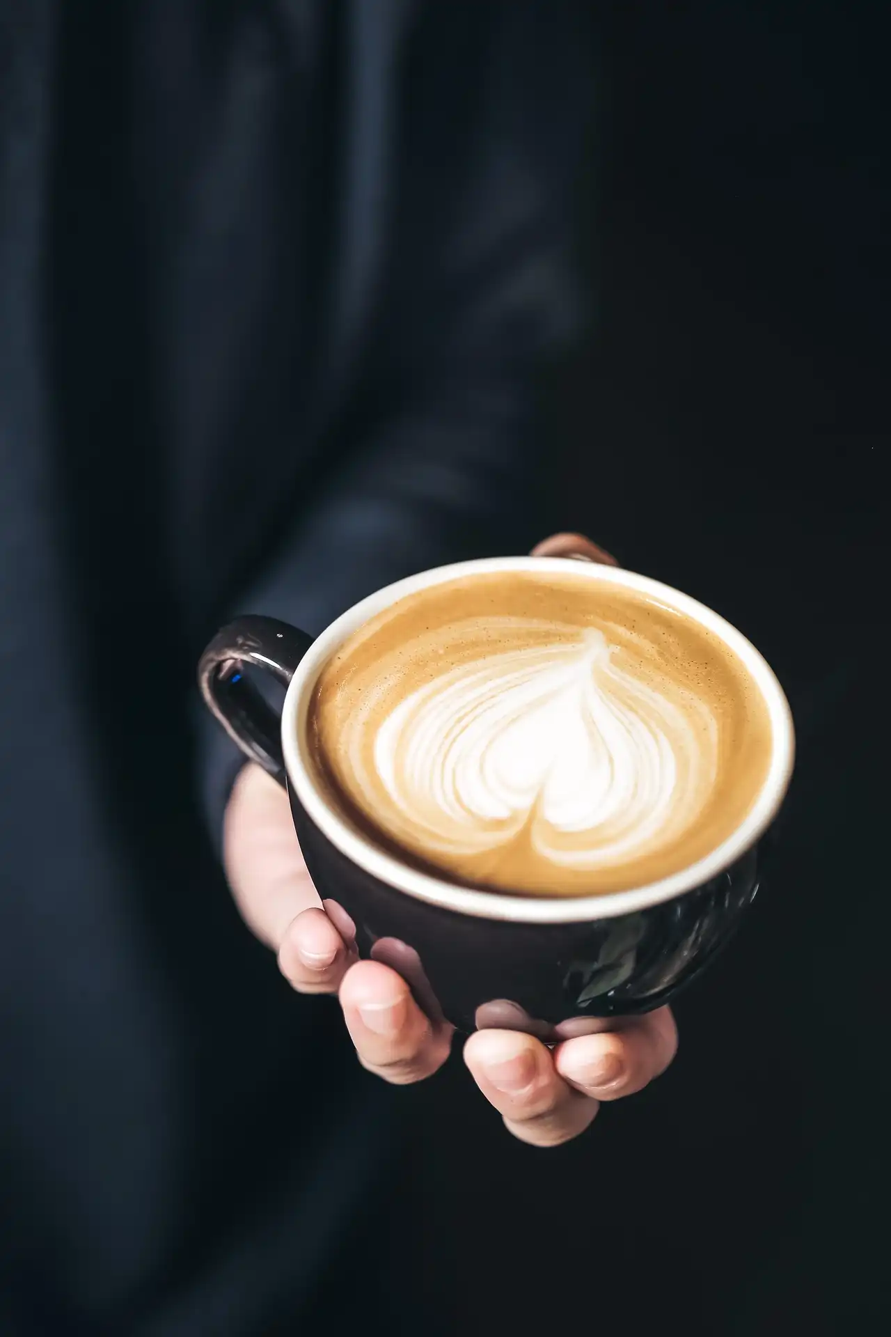 Käsintehty latte art kupissa